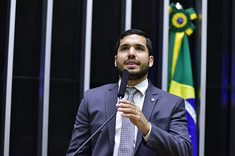 Discurso de André Fernandes agita Câmara dos Deputados com críticas ao STF e defesa de Zambelli
